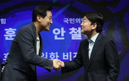 오세훈 국민의힘 서울시장 후보와 안철수 국민의당 서울시장 후보가 15일 서울 영등포 더플러스 스튜디오에서 열린 단일화 비전발표회를 마친 뒤 인사하고 있다. 국회사진기자단=연합뉴스